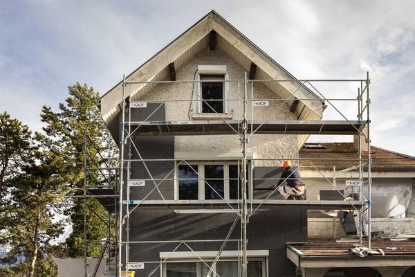 Maison moderne rénovée à Grenoble avec panneaux solaires et vue montagne